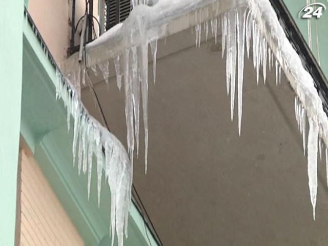 Комунальники мають прибрати бурульки у столиці за тиждень Комунальники мають прибрати бурульки у столиці за тиждень