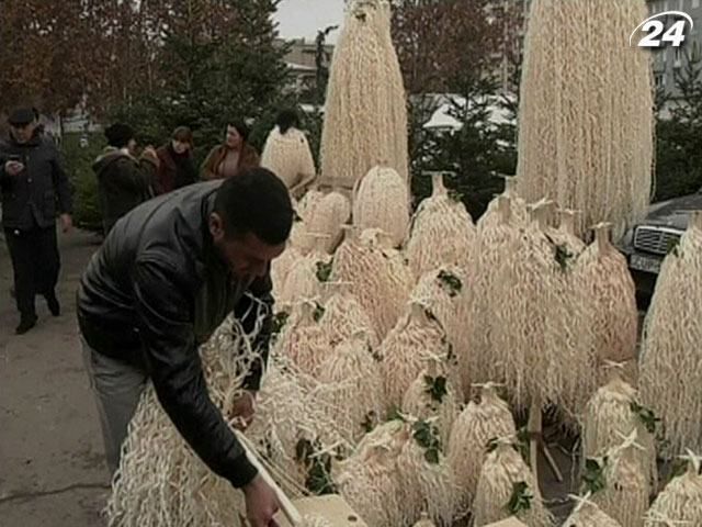 Грузини на Різдво замість ялинки встановлюють чічілакі Грузини на Різдво замість ялинки встановлюють чічілакі