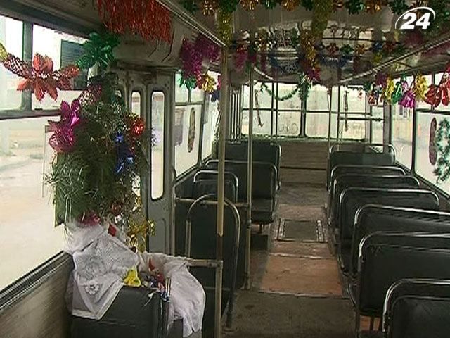 Водители севастопольских троллейбусов украсили салоны своих машин Водители севастопольских троллейбусов украсили салоны своих машин