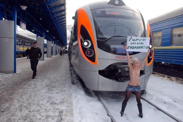 Укрзализныця: Поезда Hyundai на праздники не будут снимать