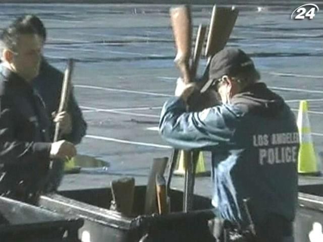 У Лос-Анджелесі роздають подарункові сертифікати в обмін на зброю У Лос-Анджелесі роздають подарункові сертифікати в обмін на зброю