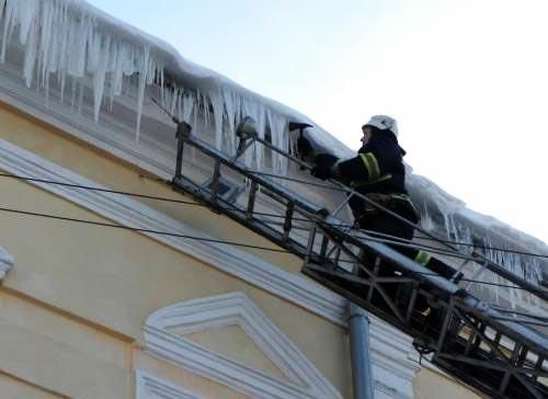 У столиці льодова брила з даху вбила жінку У столиці льодова брила з даху вбила жінку