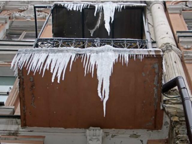 У Санкт-Петербурзі бурулька також вбила жінку У Санкт-Петербурзі бурулька також вбила жінку