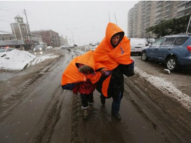 В США жертвами снежного шторма стали уже 16 человек