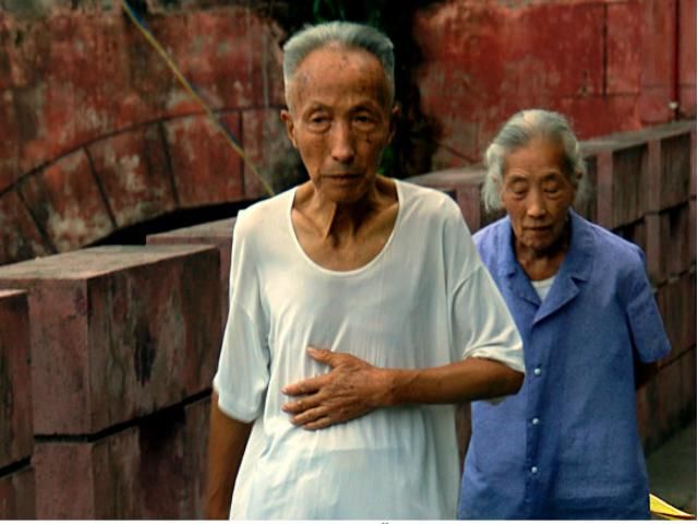 Китайцы теперь обязаны навещать своих престарелых родственников