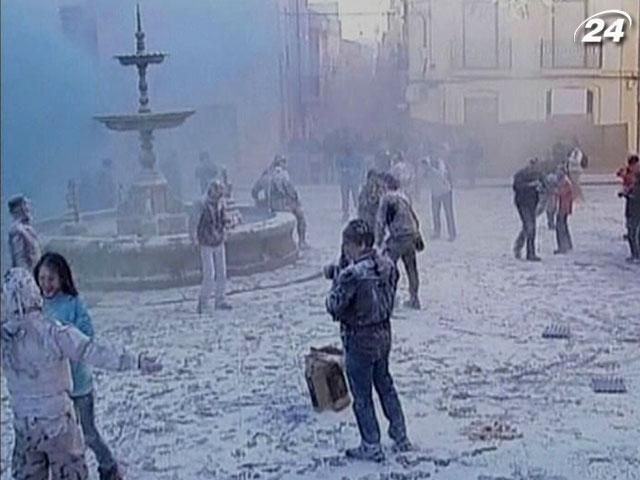 На вулицях іспанського Ібі розгорнулася борошняна війна На вулицях іспанського Ібі розгорнулася борошняна війна