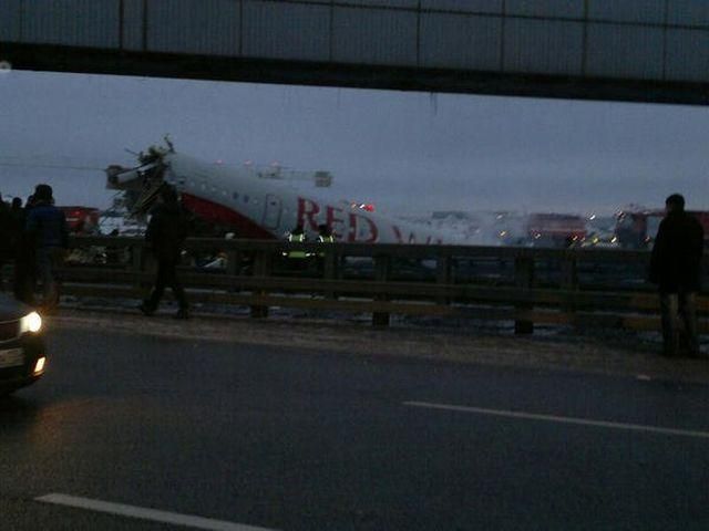 Літак у "Внуково" загорівся і розвалився на три частини, - джерело Літак у "Внуково" загорівся і розвалився на три частини, - джерело