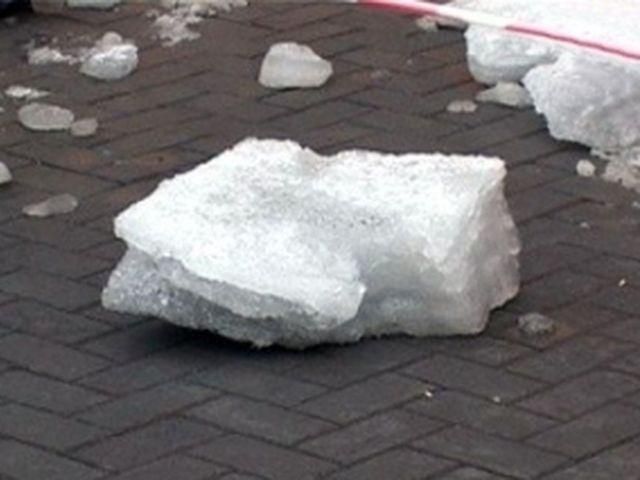 В Житомире глыба льда чуть не убила девушку В Житомире глыба льда чуть не убила девушку