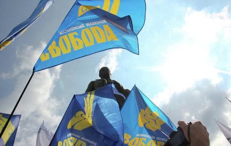 На Харківщині комуніст вдарив представника "Свободи" і пообіцяв розправу На Харківщині комуніст вдарив представника "Свободи" і пообіцяв розправу