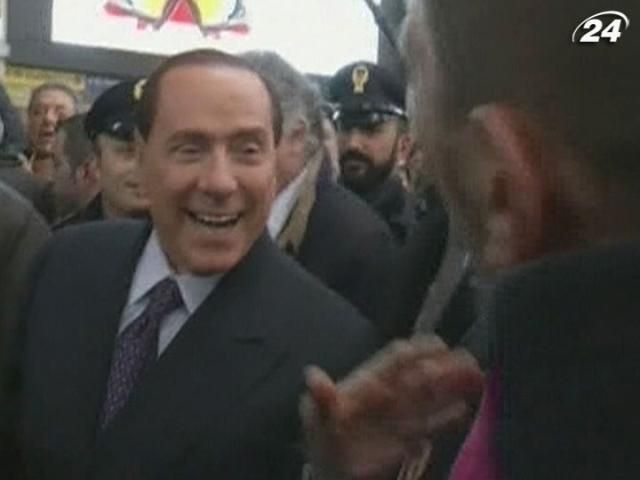 Берлускони приехал в Милан обычным поездом Берлускони приехал в Милан обычным поездом