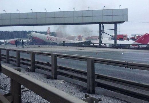 Видеорегистратор в авто зафиксировал, как падал Ту-204 во "Внуково" (Видео) Видеорегистратор в авто зафиксировал, как падал Ту-204 во "Внуково" (Видео)