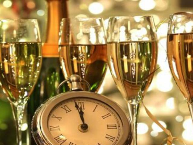 Астрологи: Новий рік варто зустріти біля басейна або ставка