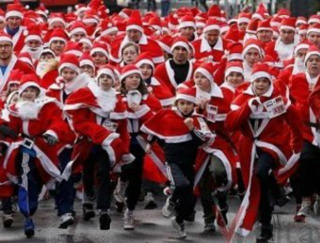 Вулицями Белграду пробіглися близько двох тисяч Дідів Морозів Вулицями Белграду пробіглися близько двох тисяч Дідів Морозів