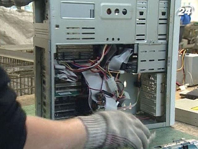 Старые компьютеры перерабатывают, чтобы извлечь из них золото и серебро