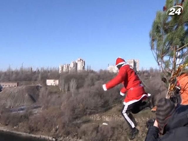 На Запорожье Деды Морозы прыгали с 40-метрового моста