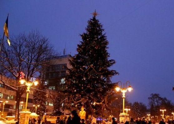В Івано-Франківську біля новорічної ялинки машина збила 8 людей