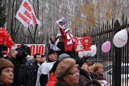 Для Тимошенко під стінами лікарні запалили бенгальські вогні і заспівали гімн Для Тимошенко під стінами лікарні запалили бенгальські вогні і заспівали гімн