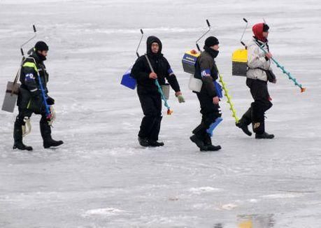 В Хмельницкой области 17 рыбаков на льдине оказались среди водохранилища