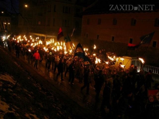 Во Львове в честь Степана Бандеры состоялось шествие с факелами (Фото)