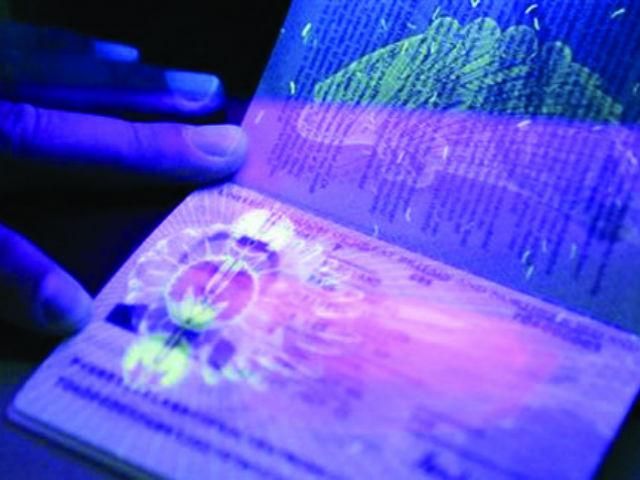 Українці від сьогодні отримуватимуть біометричні паспорти  