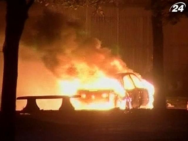 В новорічну ніч у Франції хулігани спалили майже 1200 автомобілів