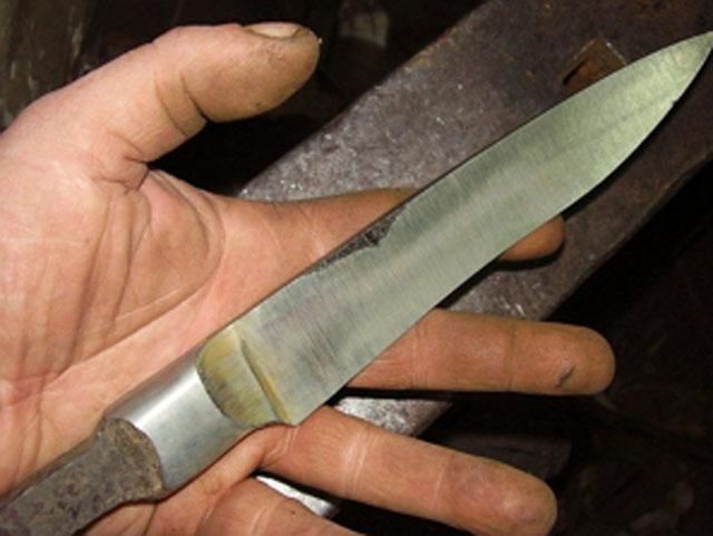 На Николаевщине мужчина с ножом напал на 15-летнюю девочку На Николаевщине мужчина с ножом напал на 15-летнюю девочку