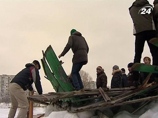 В Киеве активисты штурмовали строительство возле озера В Киеве активисты штурмовали строительство возле озера