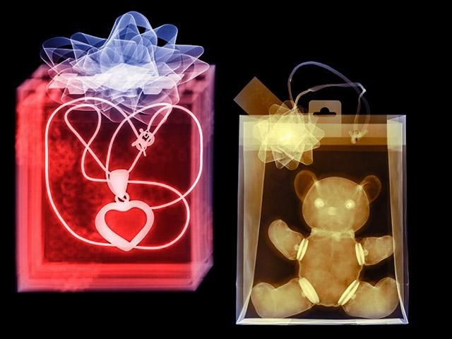 Різдвяні подарунки на рентгені (Фото) Різдвяні подарунки на рентгені (Фото)