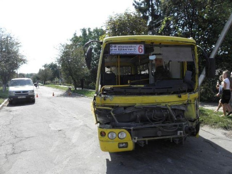 ДТП на греблі: авто зіткнулось з маршруткою, є постраждалі
