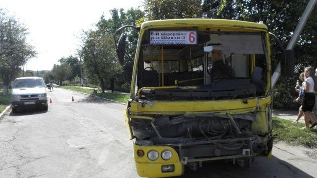 ДТП на греблі: авто зіткнулось з маршруткою, є постраждалі ДТП на греблі: авто зіткнулось з маршруткою, є постраждалі