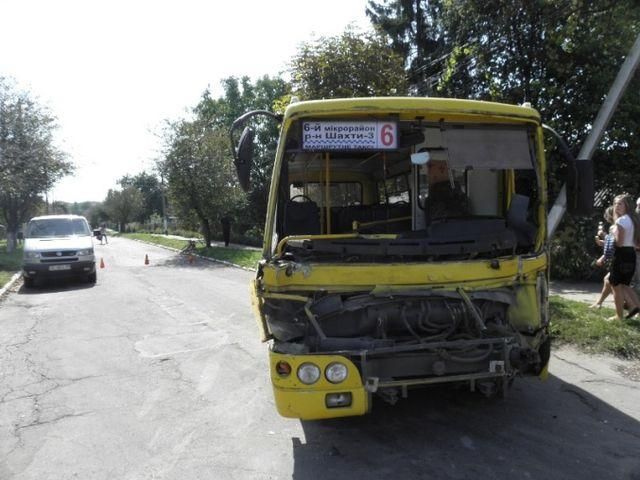 ДТП на плотине: авто столкнулось с маршруткой, есть пострадавшие ДТП на плотине: авто столкнулось с маршруткой, есть пострадавшие