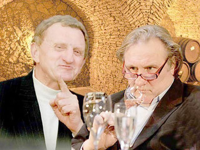 Український депутат "подружився" з Депардьє через Photoshop Український депутат "подружився" з Депардьє через Photoshop