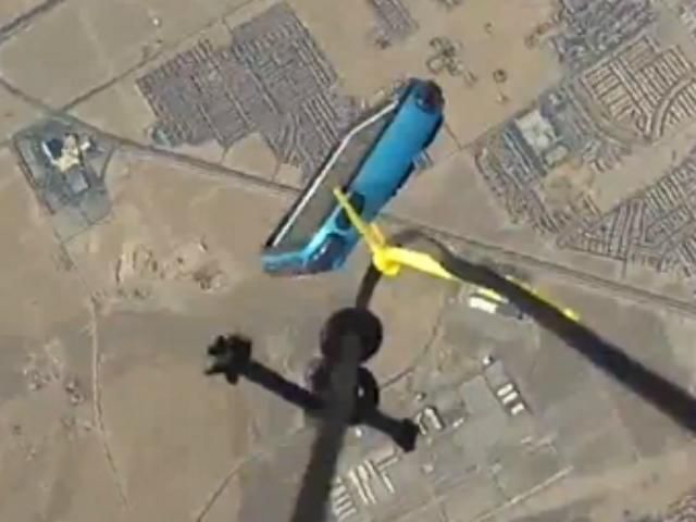 iPod в защитном чехле уцелел после падения с высоты 30 км (Видео) iPod в защитном чехле уцелел после падения с высоты 30 км (Видео)