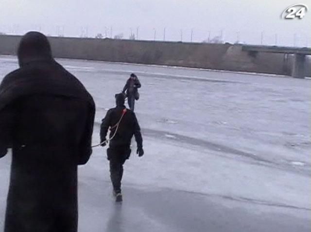 На Днепре двух рыбаков сняли с дрейфующей льдины На Днепре двух рыбаков сняли с дрейфующей льдины