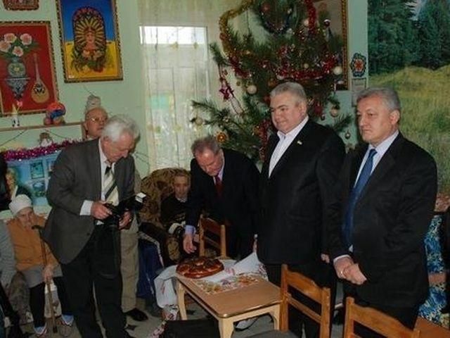 Регіонал привітав миколаївських інвалідів парасольками (Фото) Регіонал привітав миколаївських інвалідів парасольками (Фото)