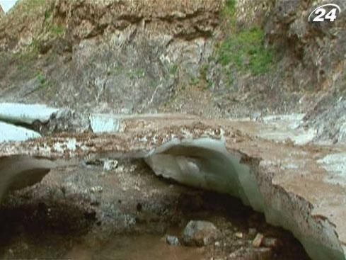 Йолин-Ам - монгольська святиня, майже цілий рік покрита снігом Йолин-Ам - монгольська святиня, майже цілий рік покрита снігом