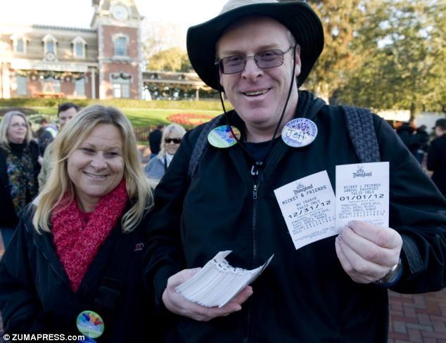 В США пара ежедневно в течение года посещала Диснейленд (Фото) В США пара ежедневно в течение года посещала Диснейленд (Фото)