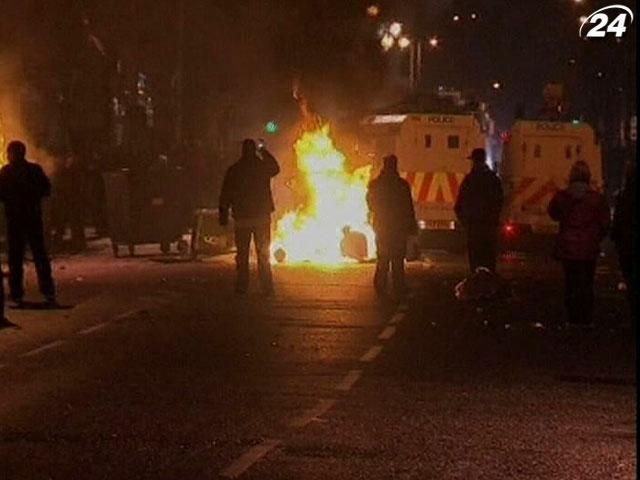 В Великобритании между юнионистами и правоохранителями произошли столкновения В Великобритании между юнионистами и правоохранителями произошли столкновения