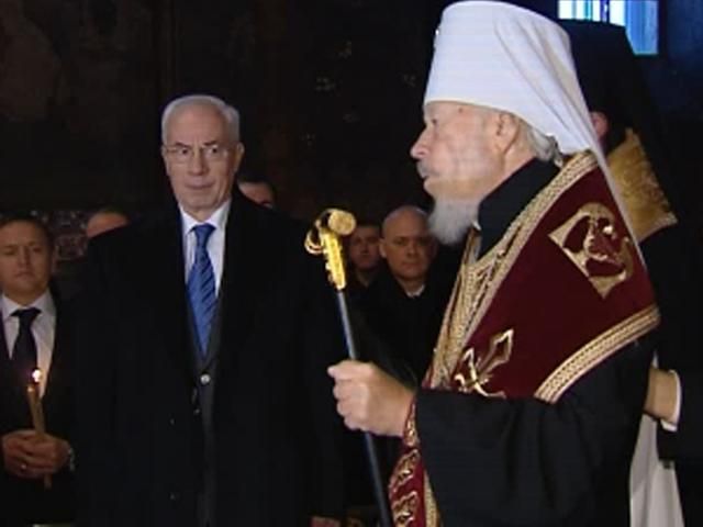 Регіонали помолились у Києво-Печерській Лаврі Регіонали помолились у Києво-Печерській Лаврі