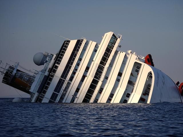 Німецькі туристи, які хотіли подивитись на Costa Concordia, ледь не потонули