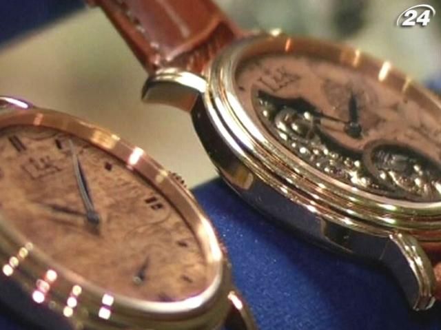 Двое индонезийцев изготавливают часы из тропических деревьев Двое индонезийцев изготавливают часы из тропических деревьев