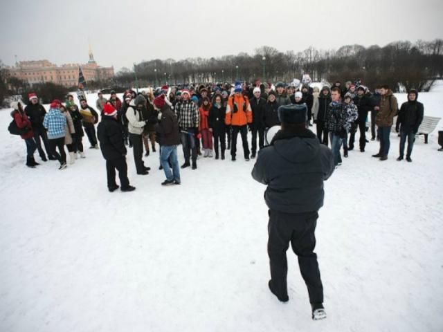 В Санкт-Петербурге полиция разогнала массовое сражение в снежки (Фото)