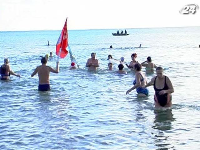 Любителі зимового купання провели у Євпаторії зліт моржів Любителі зимового купання провели у Євпаторії зліт моржів