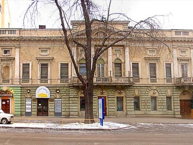 В Одесі екс-міліціонер загинув, впавши із будівлі театру В Одесі екс-міліціонер загинув, впавши із будівлі театру