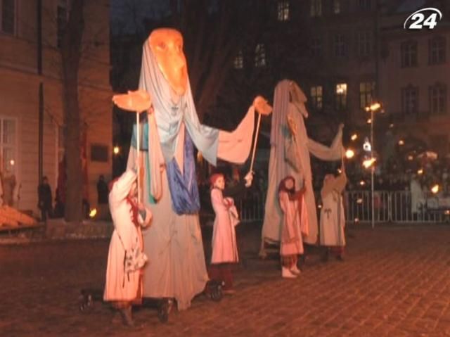 У центрі Львова показали гігантський вертеп У центрі Львова показали гігантський вертеп