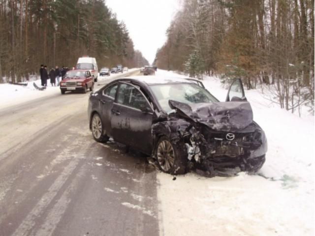 На Ровенщине "ВАЗ" протаранил "Мазду": пострадали 4 человека (Фото) На Ровенщине "ВАЗ" протаранил "Мазду": пострадали 4 человека (Фото)