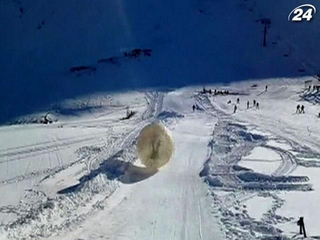 Двоє російських туристів упали в ущелину в кулі "зорб" Двоє російських туристів упали в ущелину в кулі "зорб"