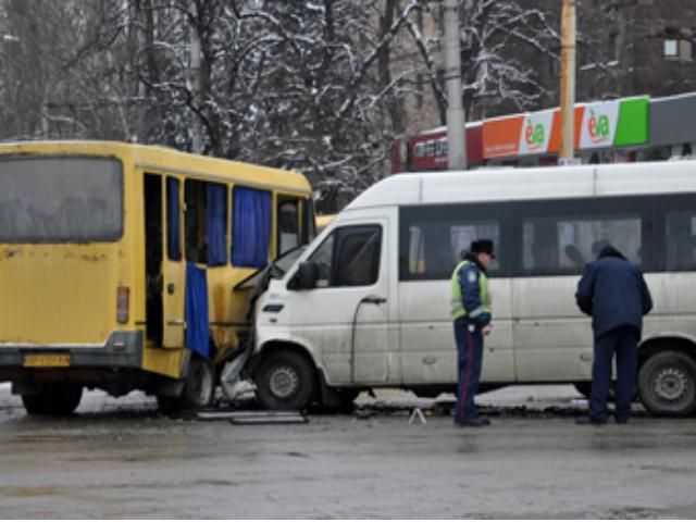 В Запорожье столкнулись две маршрутки: пострадали 9 человек (Фото) 