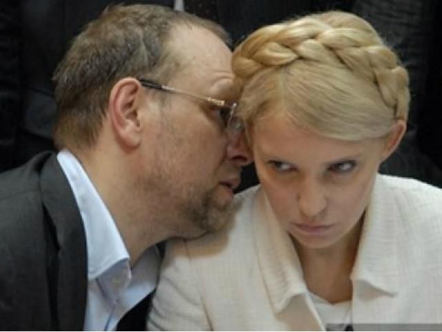 Власенко уверен, что рана в ухе Тимошенко от укола Власенко уверен, что рана в ухе Тимошенко от укола