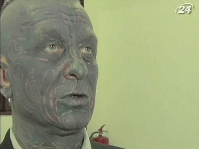 На пост президента Чехії балотується чоловік з повністю татуйованим обличчям